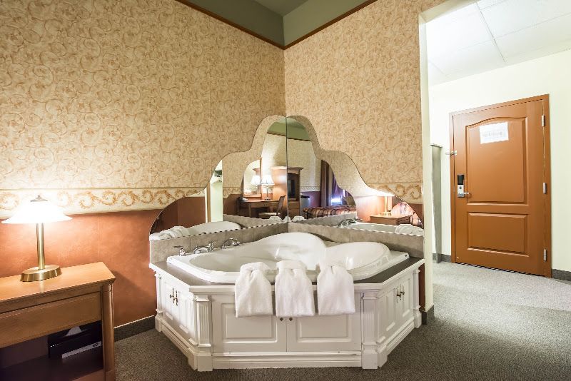 Econo Lodge Inn & Suites