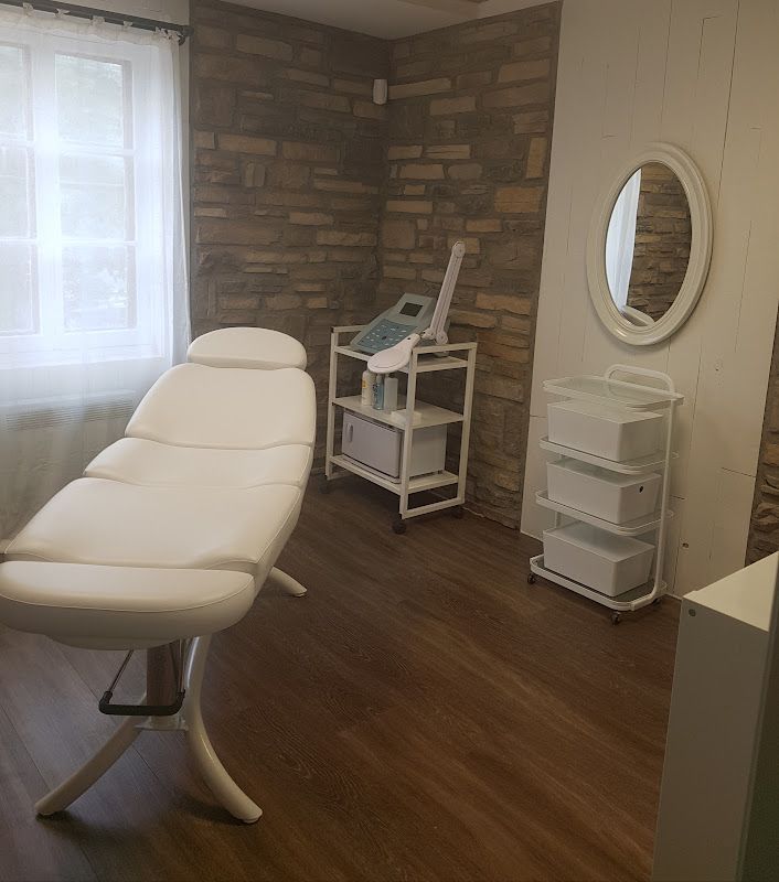 Laser + Esthetique Stephanie Charbonneau