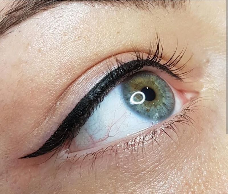 Salon KMB Percing et maquillage permanent et tatouage, extensions de cils, onglerie .
